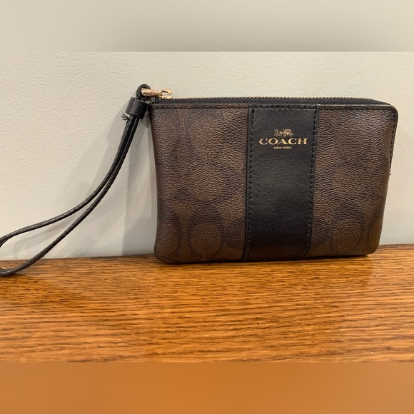 Coach Handbags - EUC Coach Corner Zip Wristlet in Signature Canvas